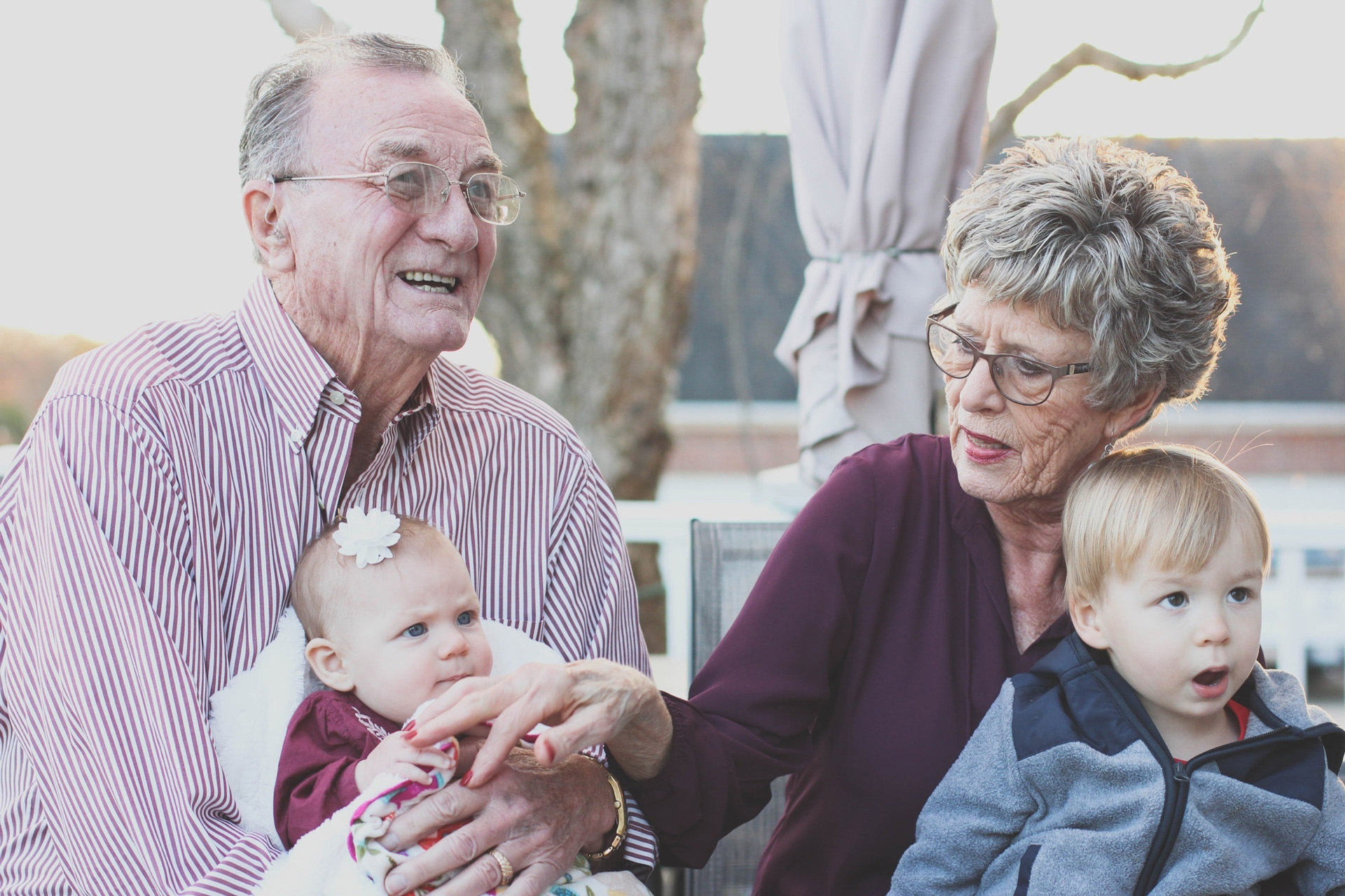 deux grands-parents avec leurs petits-enfants